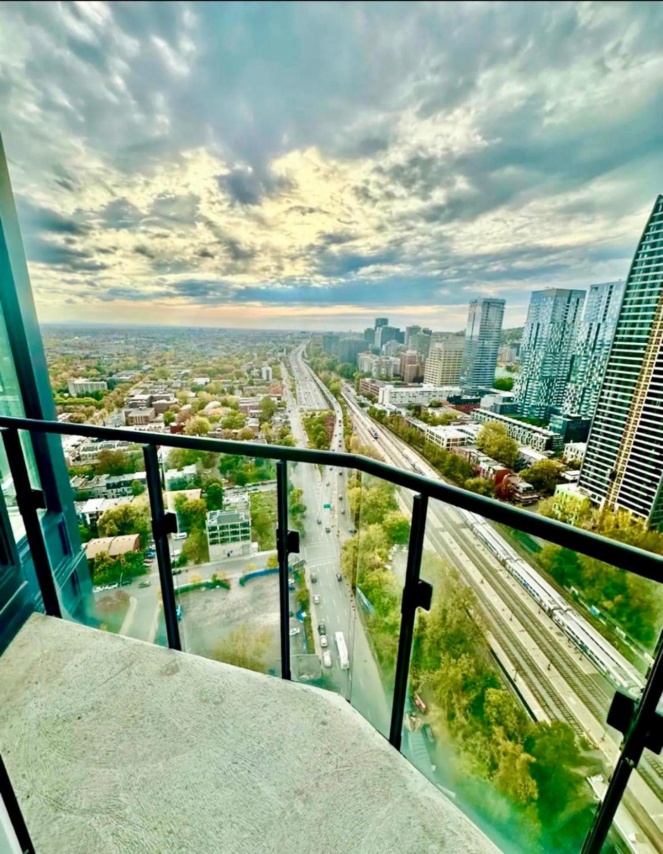 Spectacular Skyline Views - Downtown Montreal - Luxury Condo & Penthouse Room photo