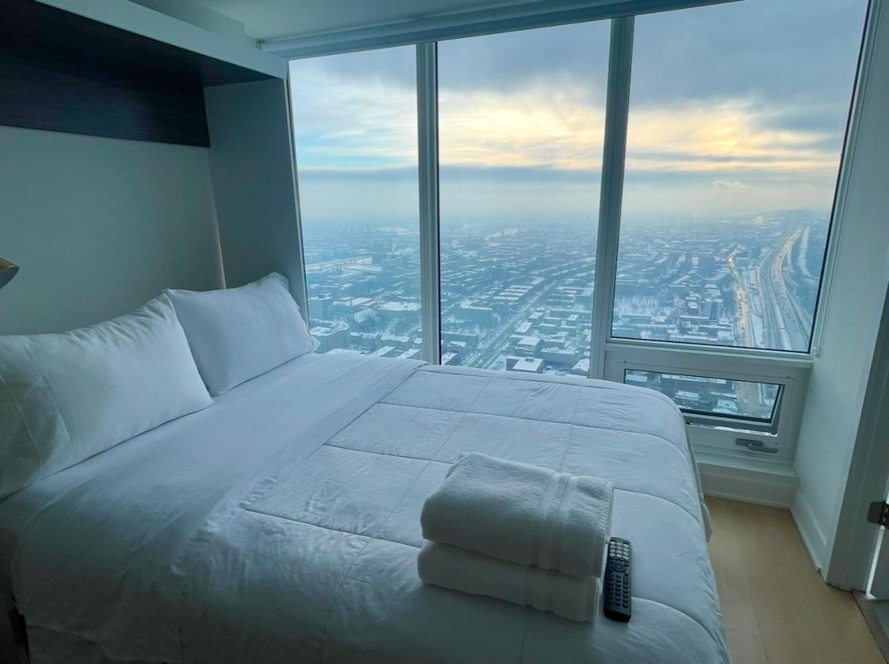 Spectacular Skyline Views - Downtown Montreal - Luxury Condo & Penthouse Room photo