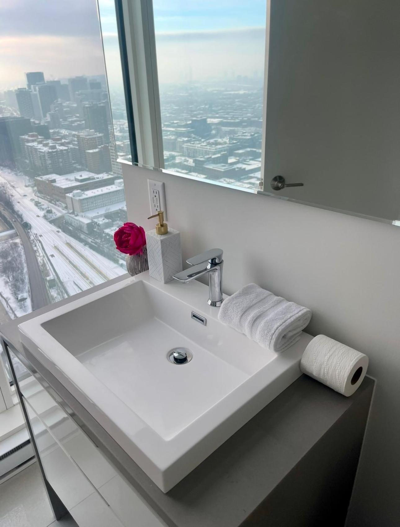 Spectacular Skyline Views - Downtown Montreal - Luxury Condo & Penthouse Room photo