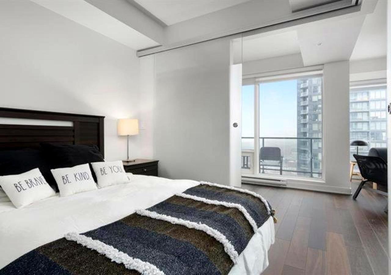 Spectacular Skyline Views - Downtown Montreal - Luxury Condo & Penthouse Room photo
