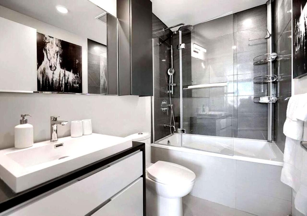Spectacular Skyline Views - Downtown Montreal - Luxury Condo & Penthouse Room photo